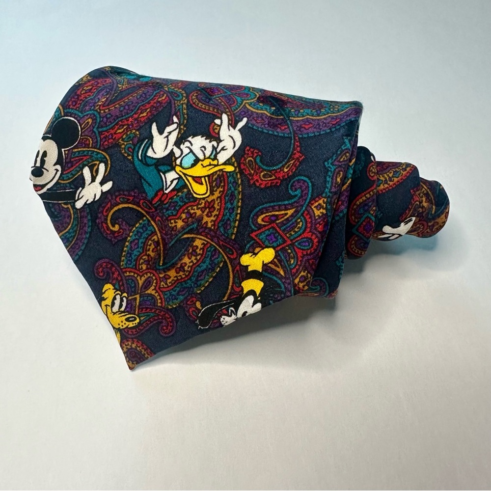 Vintage “The Disney Store” Classic Men’s Silk Tie 4” x 60”, Mickey Daffy Goofy - Picture 6 of 6